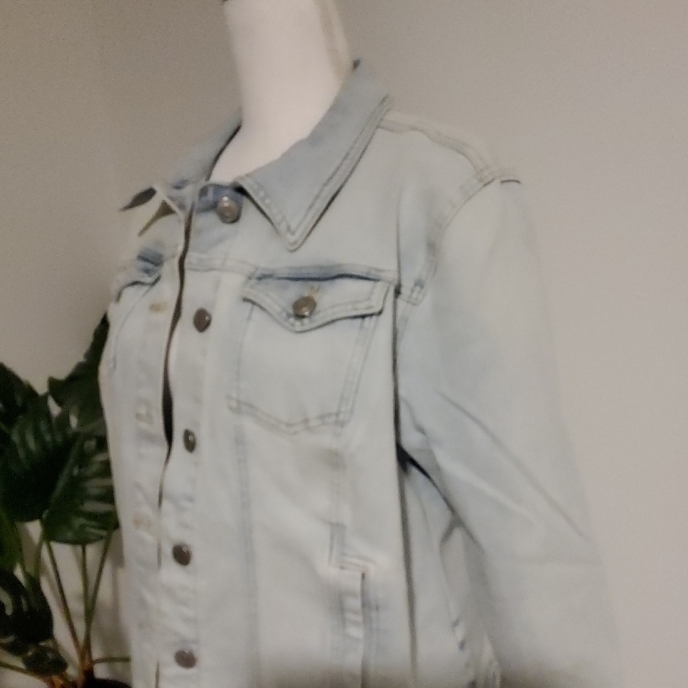 Time and Tru Light Wash Denim Jacket - Picture 4 of 8